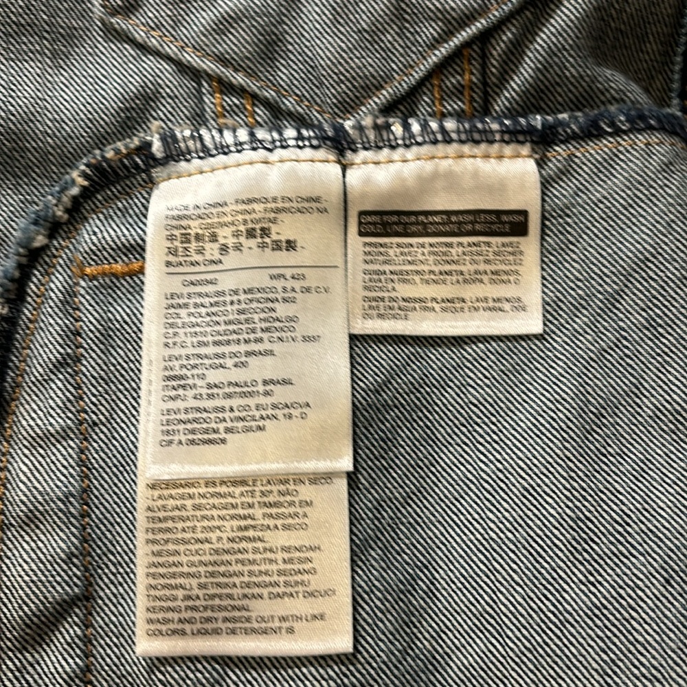 Levi’s woman’s M jean jacket. Perfect condition. Never worn! - Picture 7 of 9